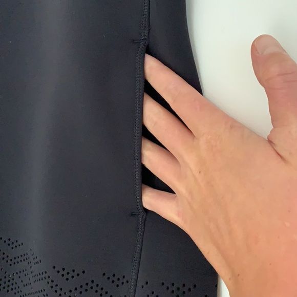 Sold !! (by lululemon) Tunic Tank Spacer Lasercut with Pockets, Black Sz8 - Picture 7 of 10